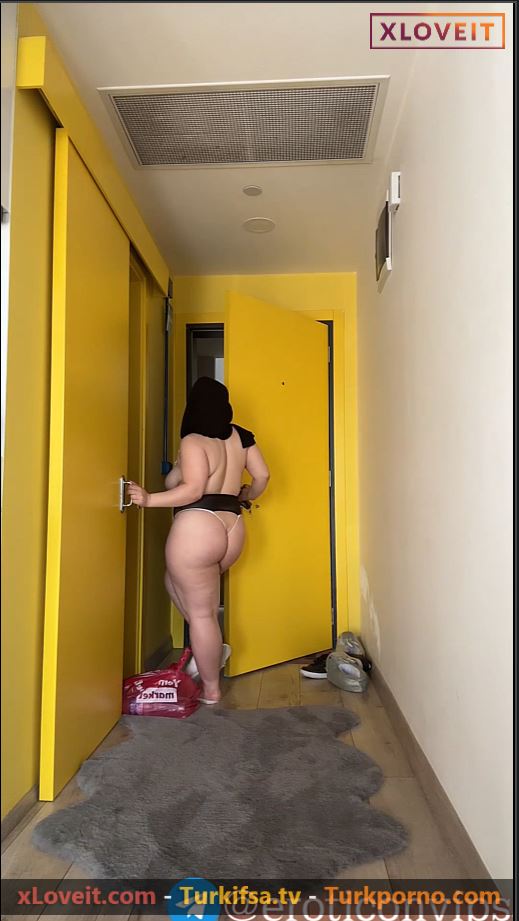 Hazal Kılınç ifşa Kuryeye kapıyı çıplak açtı